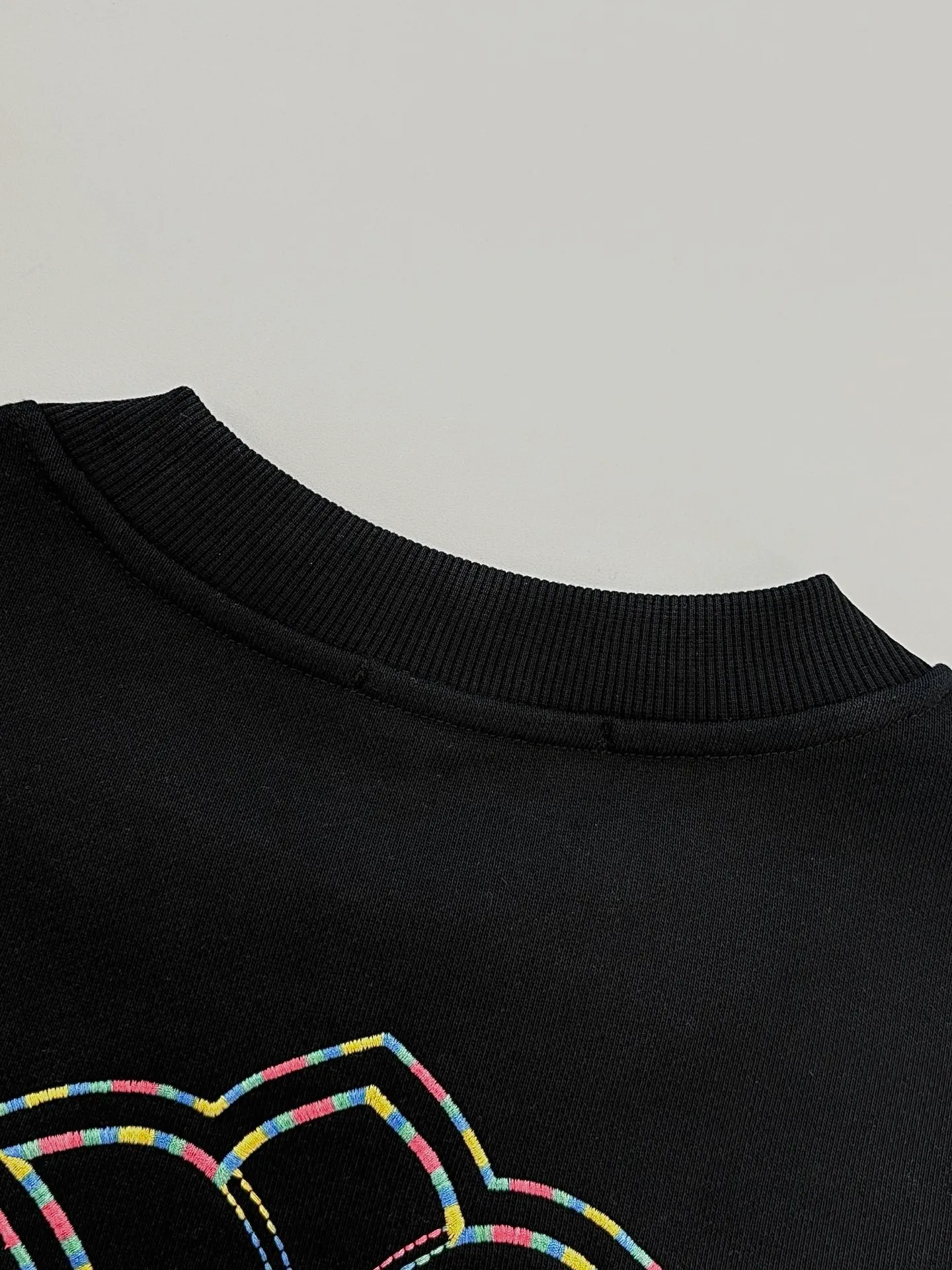 P250 [High Quality] Chrome Hearts Embroidery🪡Cross + Horseshoe‼ ️Round neck sweatshirt *Customized 420g terry cotton fabric, the fabric is soft, skin-friendly and comfortable *Embroidery process: front cross + rivet embroidery *A very simple and elegant classic continuation. It is unparalleled in terms of upper body comfort, interpreting your luxury and taste, and creating your fashion style and charm. Three complete standards. Same style for men and women. 𝐂𝐎𝐋𝐎𝐔𝐑: Black/White 𝐒𝐈𝐙𝐄: S-XL